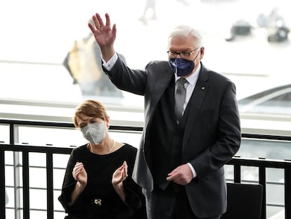 El presidente alemán, Frank-Walter Steinmeier, saluda sentado junto a su mujer durante la asamblea federal en la que ha sido elegido para un segundo mandato de cinco años.