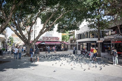 Plaza desde la que arranca la calle Ledra, arteria principal del centro histórico de Nicosia. Cientos de solicitantes de asilo que viven en la parte sur de Chipre se reúnen aquí cada día.
