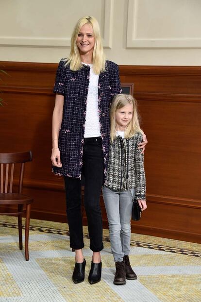 Carmen Kass y su hija, en Chanel.