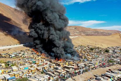Vista aérea del incendio que afectó al asentamiento ilegal Laguna Verde en los cerros de la ciudad de Iquique (Chile). Al menos 100 viviendas fueron consumidas por las llamas y 400 personas se quedaron sin vivienda tras el incendio.