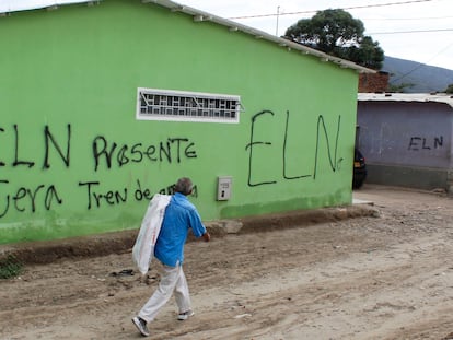 Paredes con pintadas alusivas a la guerrilla del ELN, en el poblado colombiano de Villa del Rosario, fronterizo con Venezuela, en mayo de 2022.