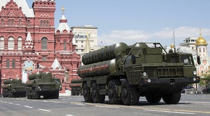 Varios camiones militares transportan misiles antiaéreos S-300, durante un desfile en Moscú, en mayo de 2016.