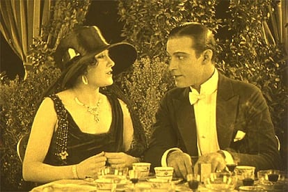 Gloria Swanson y Rodolfo Valentino, en <i>Más fuertes que su amor.<i>