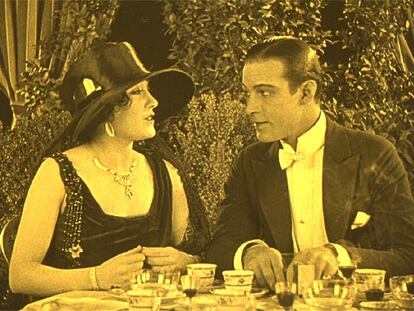 Gloria Swanson y Rodolfo Valentino, en <i>Más fuertes que su amor.<i>