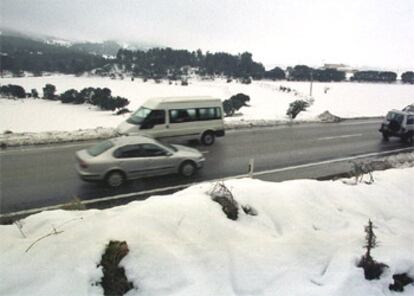 Aspecto que presentaba esta mañana una carretera alicantina a su paso por Alcoy.