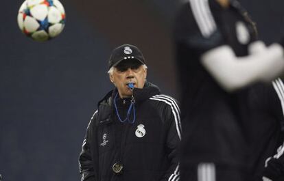 Ancelotti, durante el entrenamiento en Gelsenkirchen.