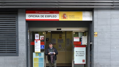 Una persona sale de una oficina del paro del Paseo de Acacias, en Madrid.