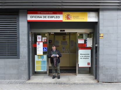 Una persona sale de una oficina del paro del Paseo de Acacias, en Madrid.