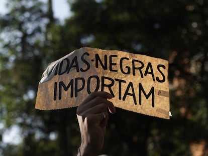 Manifestantes se unem ao grito de ordem, agora global: "vidas negras importam".