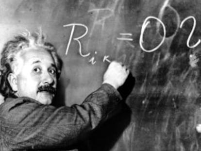 Albert Einstein, trabajando en una ecuación para determinar la densidad de la Vía Láctea