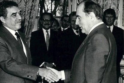 Gabriel Garc&iacute;a M&aacute;rquez saluda al presidente franc&eacute;s Fran&ccedil;ois Mitterrand en 1981.