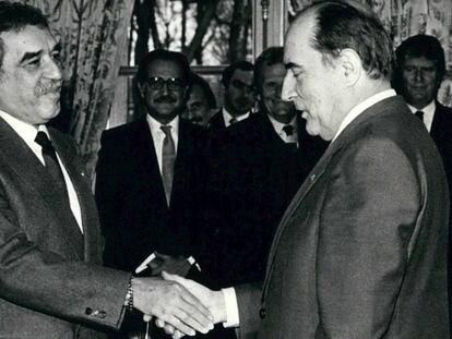 Gabriel Garc&iacute;a M&aacute;rquez saluda al presidente franc&eacute;s Fran&ccedil;ois Mitterrand en 1981.
