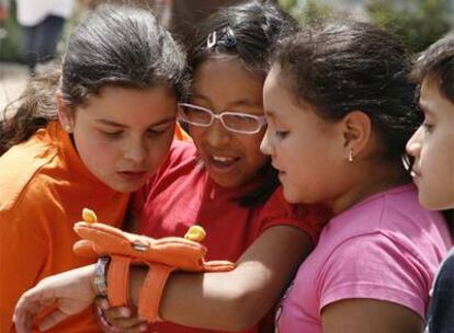 Alumnos de Primaria del colegio San Eugenio y San Isidro de Madrid prueban las nuevas diversiones del parque público.