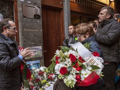 Los padres de Iñigo Cabacas, durante el homenaje del pasado viernes en Bilbao.