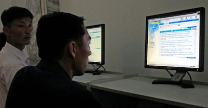 Varios norcoreanos consultan la Intranet local en el Palacio de Estudio del Pueblo, en Pyongyang, a finales de agosto. La red global de Internet es inaccesible desde el país asiático.