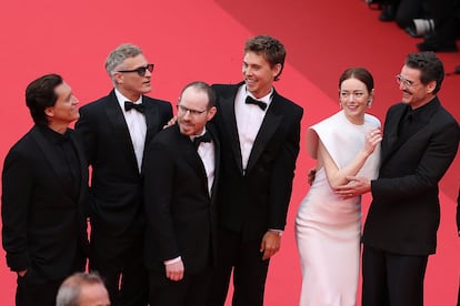 Das „Eddington“-Team gestern auf dem roten Teppich in Cannes. Von links: Clifton Collins, Joaquin Phoenix, Ari Aster, Austin Butler, Emma Stone und Pedro Pascal.