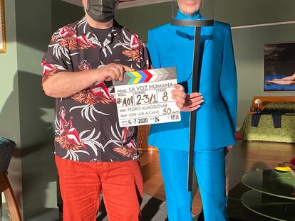 Almodóvar y Swinton, juntos en el primer día de rodaje (y protegidos).