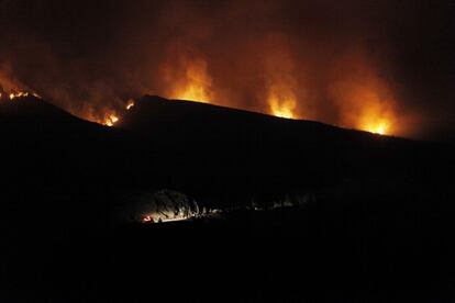 Los vecinos de Toucho y La Quinta, en Adeje, han regresado este miércoles a sus casas, aunque el perímetro del incendio de Tenerife continúa activo en la zona de Vilaflor y, por la orografía del terreno, los vecinos de Guía de Isora verán más cerca esta noche el fuego, aunque eso no suponga un riesgo para la población.