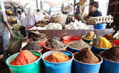 Puesto en el mercado de especias de Mombasa (Kenia).