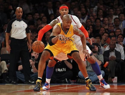 Carmelo Anthony, de los Knicks, le roba el balón a David West, de los Pacers.