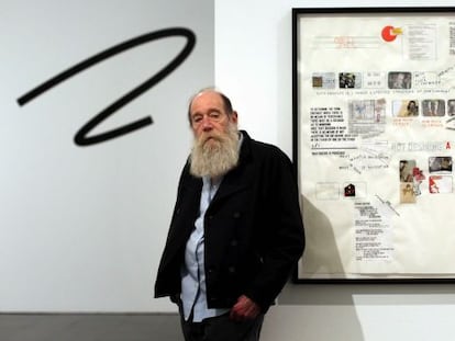 Lawrence Weiner, en el Macba ante una de sus obras en 2019.