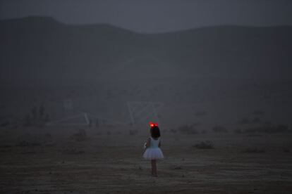 El 'Midburn Festival' de Israel. Se trata de un evento inspirado en el festival 'Burning Man' que se celebra anualmente en el desierto de Nevada (EE.UU). Se crea una ciudad temporal en la que la comunidad convive con un estilo de vida basado en una expresión radical del arte y la creatividad. En la imagen, una niña israelí camina por la arena durante la primera edición del 'Midburn Festival' de Israel, en el desierto de Negev, cerca del kibutz israelí de Sde Boker. 4 de junio de 2014.