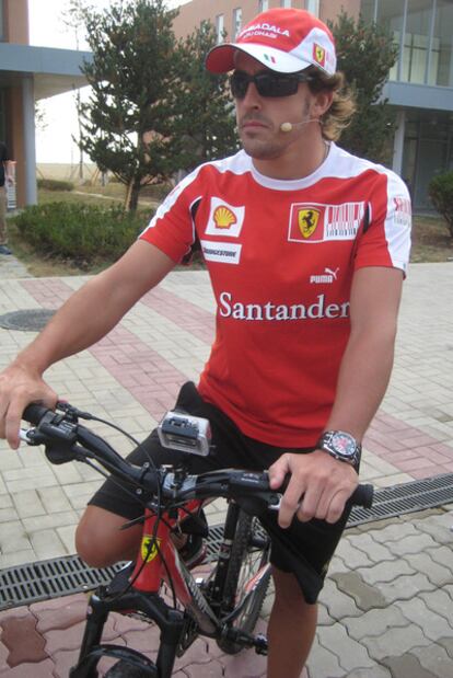 Alonso dispuesto a dar la vuelta en bicicleta.