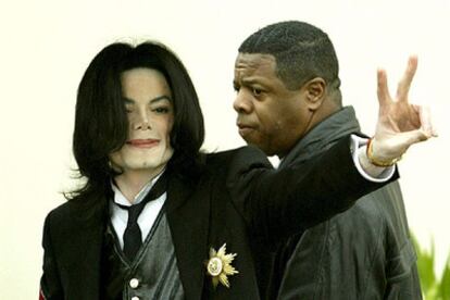 Michael Jackson hace el signo de victoria a su llegada al juzgado de la localidad californiana de Santa María.