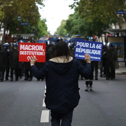 Paris (France), 07/09/2024.- People attend a protest rally in Paris, France, 07 September 2024 as the French left parties called for rallies against President Macron's politics. Protests are taking place across France over the appointment of Michel Barnier as the new French prime minister, after the election that resulted in a National Assembly without a majority and in which the left won the largest number of seats. The poster reads "Macron destitution, For the 6th republic''. (Protestas, Francia) EFE/EPA/YOAN VALAT