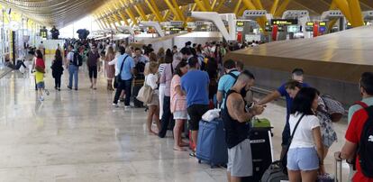 Viajeros en la zona de salidas de la T4, en el aeropuerto Adolfo Su&aacute;rez Madrid-Barajas, hoy.