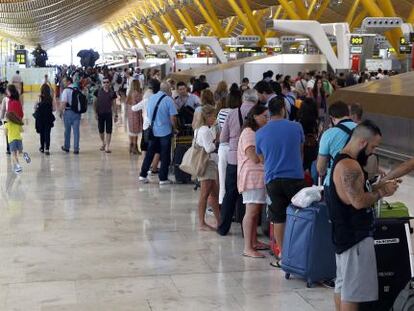 Viajeros en la zona de salidas de la T4, en el aeropuerto Adolfo Su&aacute;rez Madrid-Barajas, hoy.