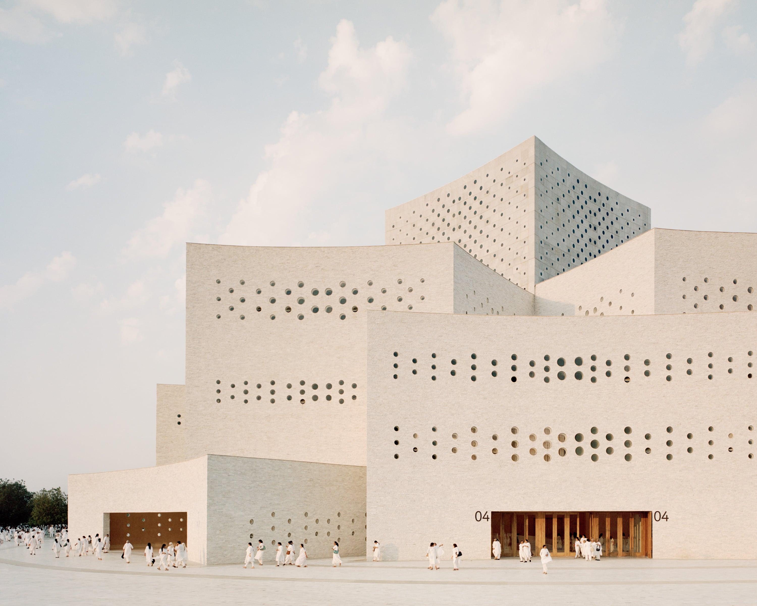 La arquitectura minimalista de un nuevo gran centro jainista en la India