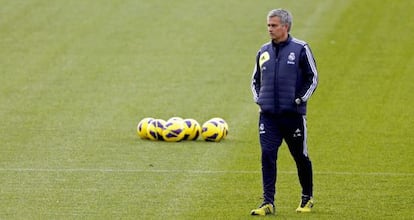 Mourinho, durante el entrenamiento de ayer en Valdebebas.