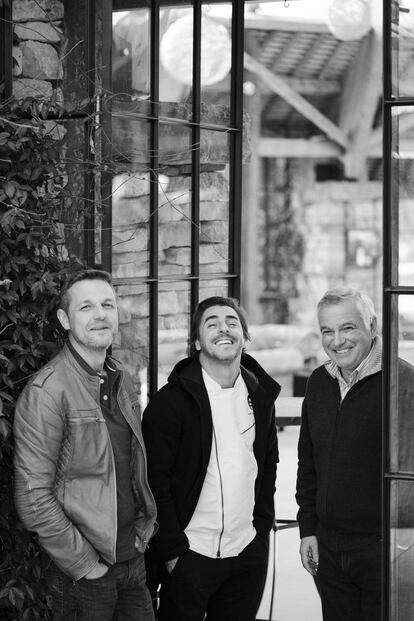 De izquierda a derecha: Blanes, Jordi Roca y Josep de Haro, durante el rodaje del documental 'El sentido del cacao', en Espai Mas Marroch (Girona).