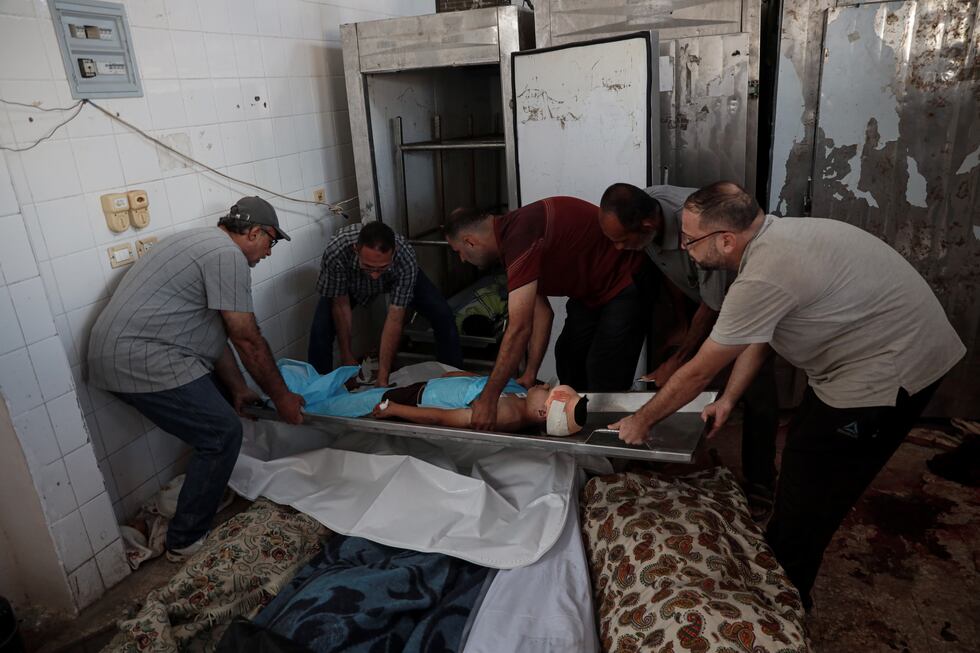 Funeral de víctimas de un ataque israelí, este jueves en Deir al Balah, en el centro de Gaza. 