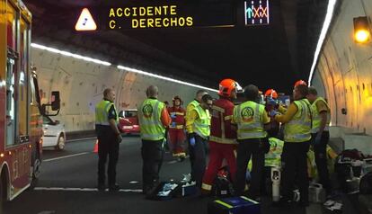 Sanitarios del Samur atienden al motorista accidentado en el by-pass de la M-30.