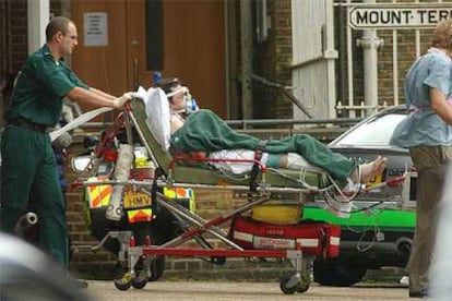 Un herido es conducido al hospital Royal Free, situado en las proximidades de la estación de metro de Aldgate, donde se produjo una de las explosiones.