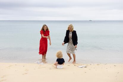 Jill Biden y Carrie Johnson observan al pequeño Wilfred Johnson en Carbis Bay, Cornualles, el 10 de junio de 2021.