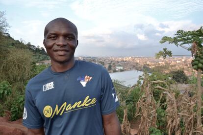 William Mbianda, comenzó el proyecto de fútbol para sacar a los jóvenes de las calles. Más tarde asumió la filosofía del A. E. Ramassà un modesto equipo catalán que 'fichó' a todo el barrio de Etetack y ha conseguido escolarizar a muchos niños y niñas y hacer del deporte una herramienta que ha revolucionado el barrio. Así empezó todo.