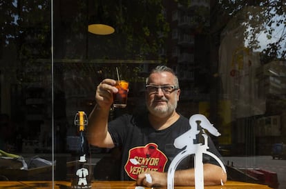 Jordi Miralles, propietario de la vermutería Sr. Vermuth, en su establecimiento.
