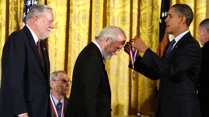 El entonces presidente de EE UU, Barack Obama, impone a  John E. Warnock (centro), y Charles M. Geschke (izquierda) la medalla Nacional de la Ciencia en 2009.