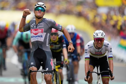 Van der Poel supera a Pogacar en la meta de Boulogne.
