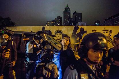 La policía busca a un hombre fuera del complejo del Consejo Legislativo en Hong Kong, el 11 de junio de 2019. Un millón de personas se manifestaron en las calles de Hong Kong este lunes contra los cambios propuestos a la ley de extradición. La jefa del Ejecutivo autónomo, Carrie Lam, ha respondido negativamente a las manifestaciones y ha expresado que va a mantener, pase lo que pase, el proyecto de ley que por primera vez permitirá a la excolonia británica entregar fugitivos a China.