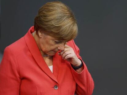 La canciller alemana, Angela Merkel, antes de pronunciar su discurso ante el Bundestag.