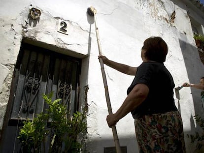 Manuela Delgado, vecina del pueblo gaditano de Medina Sidonia, encala la fachada de su casa en una imagen de archivo.