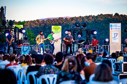 El quinteto orensano Os Amigos dos Músicos, el pasado sábado, durante su actuación en la bodega Regina Viarum.