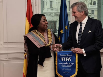 La secretària general de la FIFA, Fatma Moura, amb el ministre d'Educació, Cultura i Esports, Íñigo Méndez de Vigo