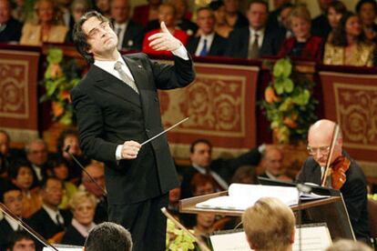 Riccardo Muti dirige la Filarmónica de Viena en el concierto de año nuevo de 2004.