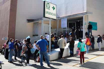 Familiares esperan informes de pacientes diagnosticados con covid-19 afuera de un hospital, en la Ciudad de México.