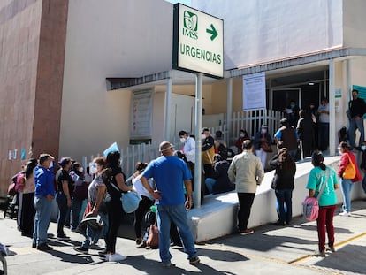 Familiares esperan informes de pacientes diagnosticados con covid-19 afuera de un hospital, en la Ciudad de México.